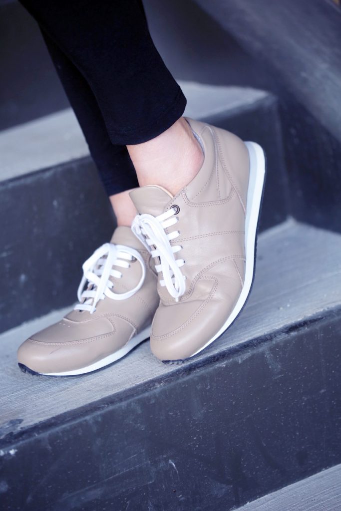 Hilary Kennedy Blog: // :Clef Trends Italian Leather Sneakers / Rose Gold Sweater / Eyn Phone Case Review